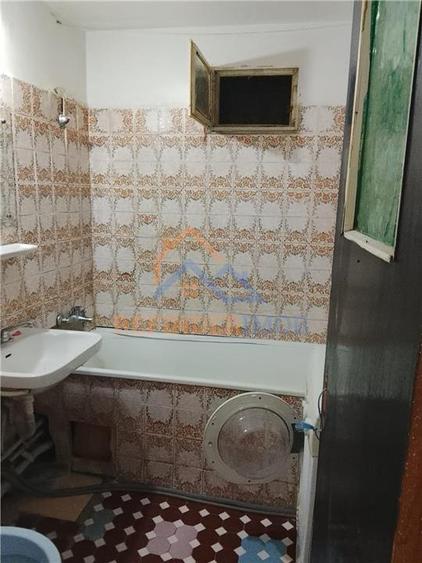 Apartament cu 4 camere semidecomandat în Rahova