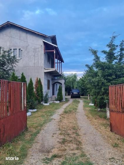 Casă cu 7 camere cu Teren 2000 Mp în Periș