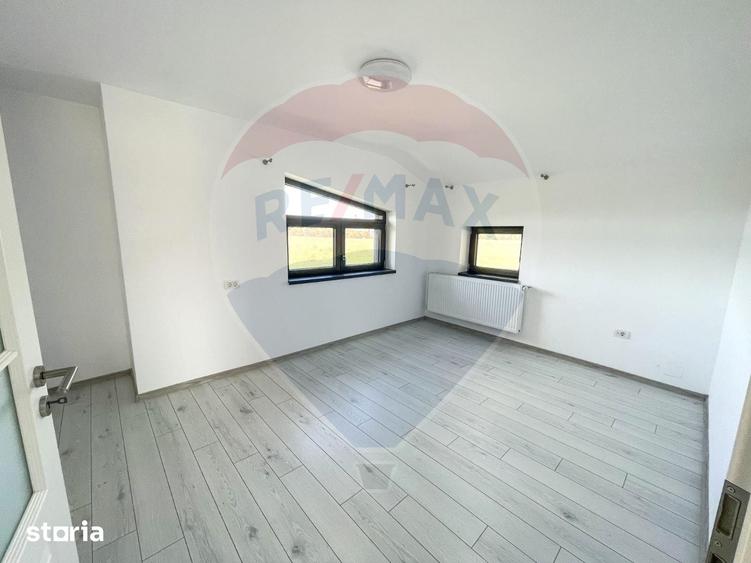 Casă cu 5 camere cu Teren 378 Mp în Sânpetru