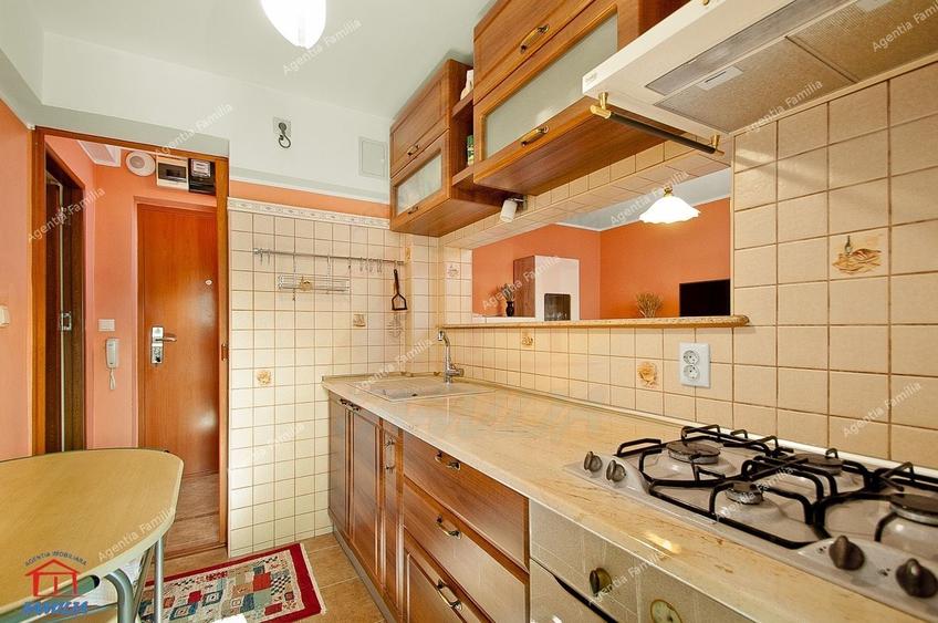Apartament cu 4 camere semidecomandat, mobilat în Micro 20