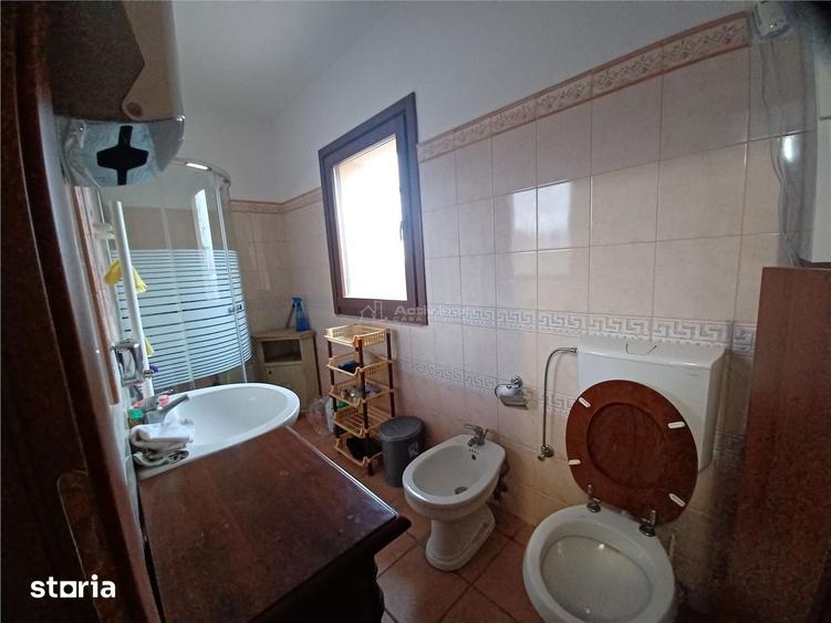 Casă cu 10 camere cu Teren 2000 Mp în Balotești