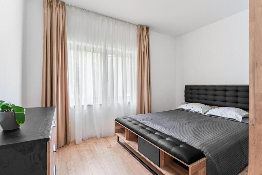 Casă individuală cu 6 camere cu Canalizare în Sadu