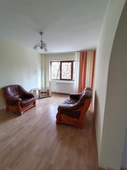 Apartament cu 3 camere semidecomandat, mobilat în Podu Roș