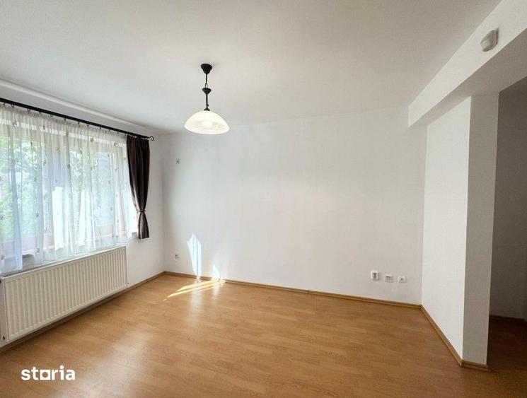 Casă cu 8 camere cu Teren 250 Mp în Tei