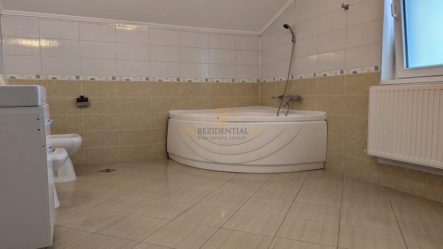 Casă individuală cu 8 camere cu Canalizare în Metalurgiei