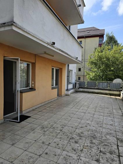 Apartament cu 3 camere nedecomandat în Central