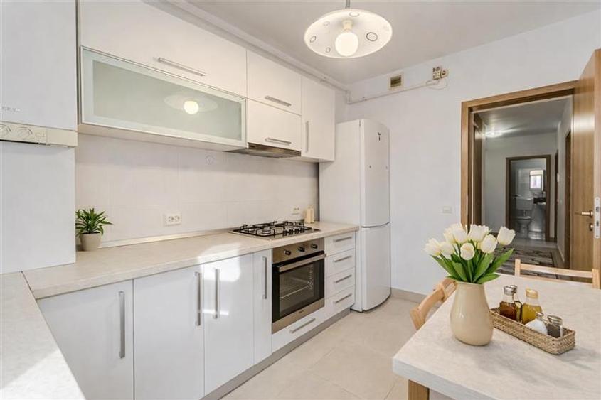 Apartament cu 3 camere decomandat, mobilat în Tractorul