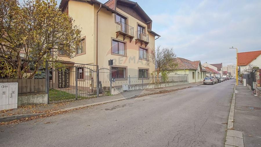 Casă individuală cu 12 camere cu Canalizare în Astra