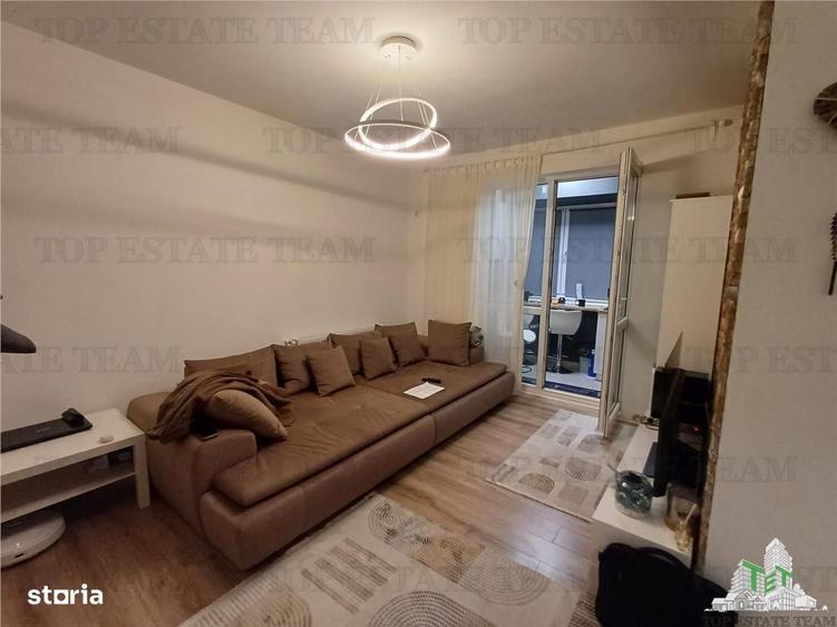 Apartament cu 3 camere semidecomandat în Roșu