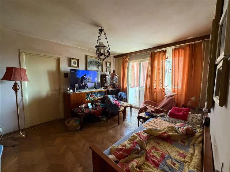 Apartament cu 3 camere semidecomandat în Podu Roș