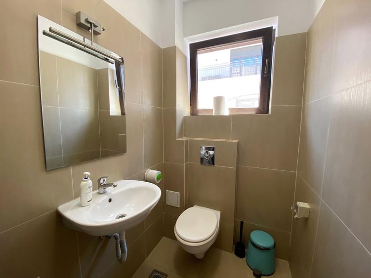 Apartament cu 3 camere semidecomandat în Aviatorilor