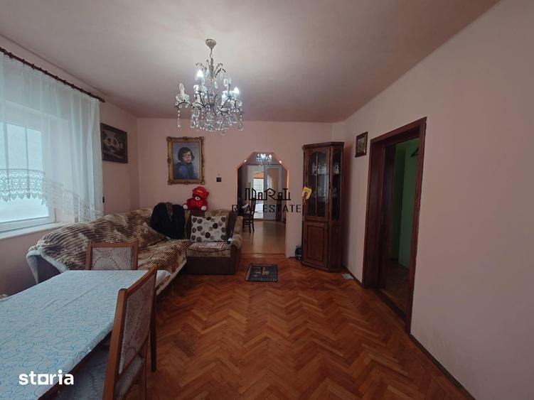 Casă cu 9 camere cu Teren 2339 Mp în Central