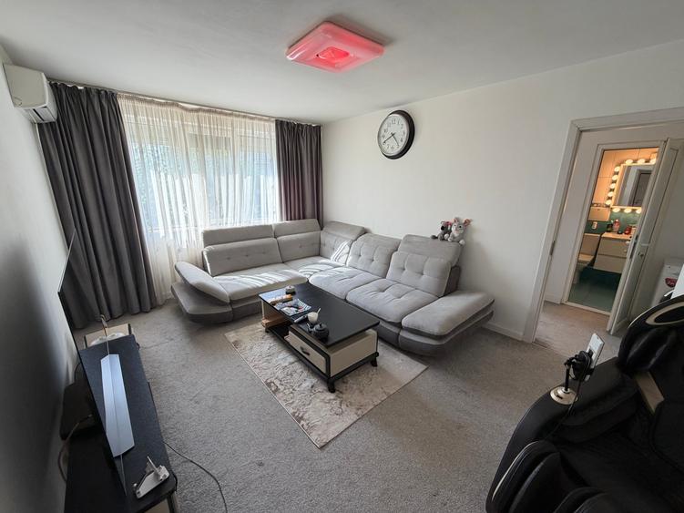 Apartament cu 3 camere semidecomandat, mobilat în Titan