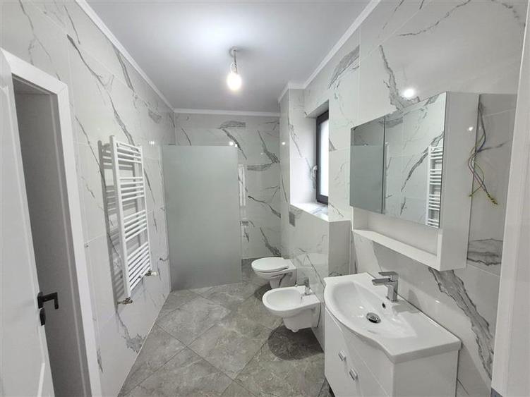 Apartament cu 4 camere decomandat în Lețcani
