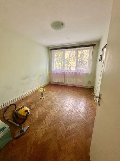 Apartament cu 3 camere decomandat în Berceni