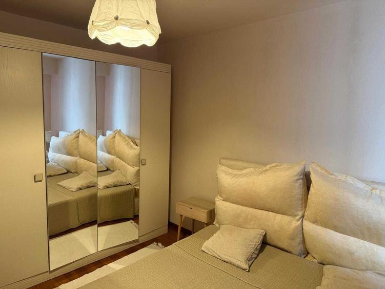 Apartament cu 3 camere decomandat în Casa de Cultură