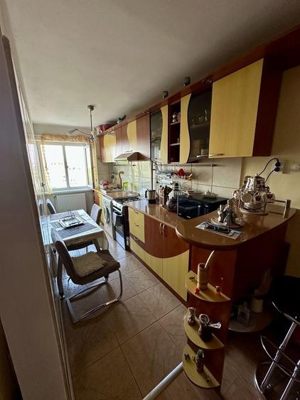Apartament cu 3 camere decomandat în Viziru 3