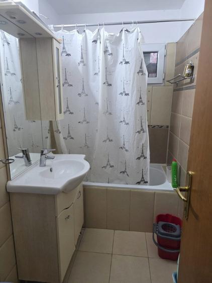 Apartament cu 4 camere decomandat în Apusului