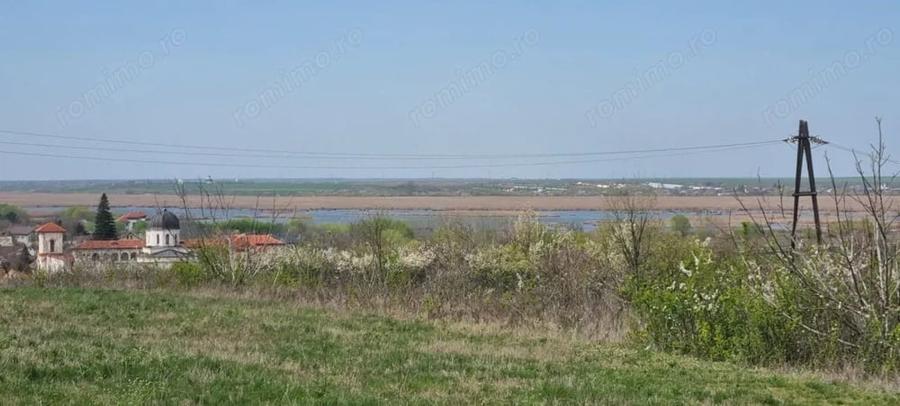 Teren de 4300 mp, în Comana