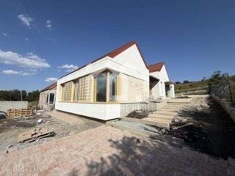 Casă individuală cu 4 camere cu Piscina în Jucu de Sus