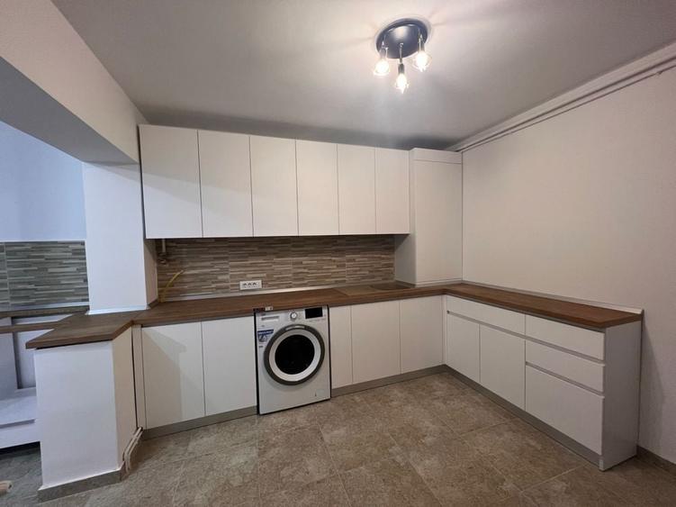 Apartament cu 3 camere decomandat în Micro 5