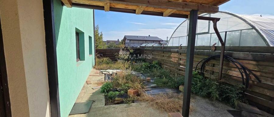 Inchiriez apartament cu 3 camere, 2 locuri de parcare, gradina si terasa Valea Adanca, str Bazei