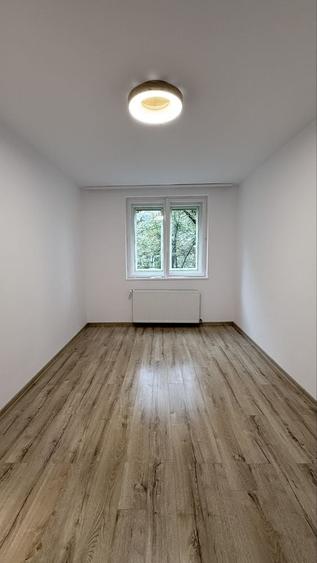 Apartament cu 3 camere semidecomandat în Cina