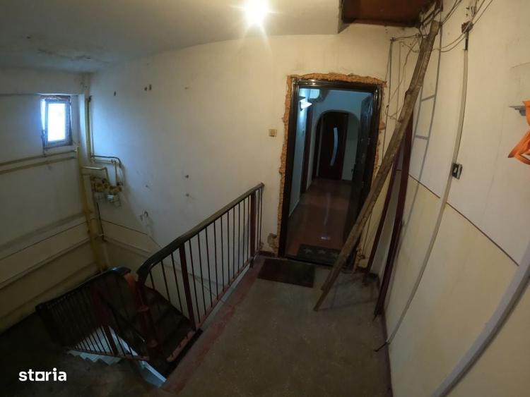 Apartament cu 3 camere decomandat în Uiești
