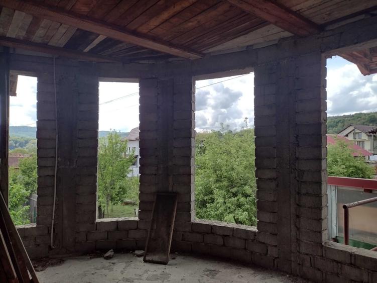 Casă cu 4 camere cu Teren 2000 Mp în Gura Văii