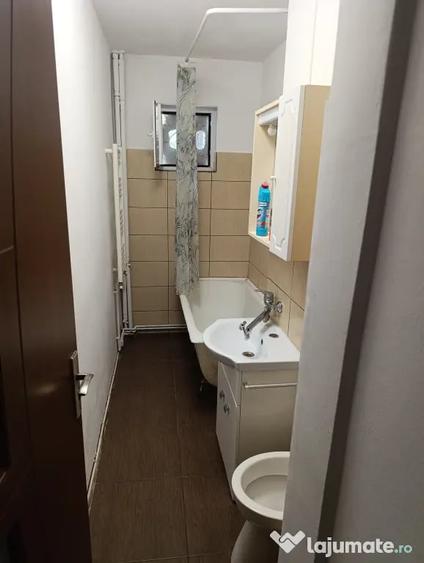 Apartament cu 3 camere semidecomandat în Alexandru cel Bun