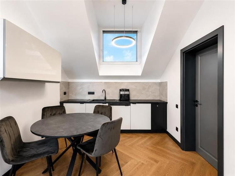 Apartament cu 3 camere decomandat, mobilat în Turnișor