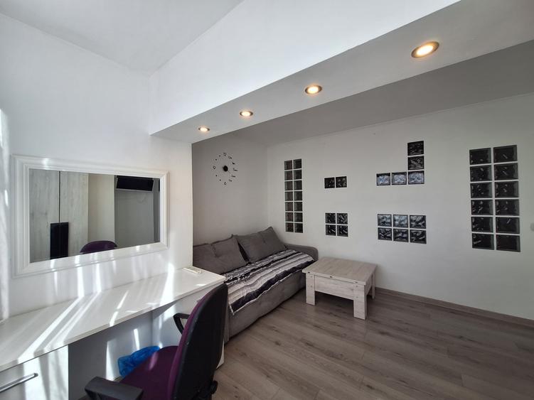 Apartament cu 3 camere decomandat, mobilat în Florești