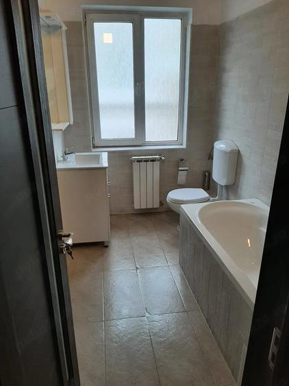 Apartament cu 3 camere semidecomandat în Ultracentral