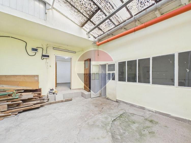 Casă cu 8 camere cu Teren 174 Mp în Nerva Traian