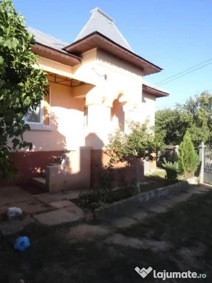 Casă cu 4 camere în Brădești