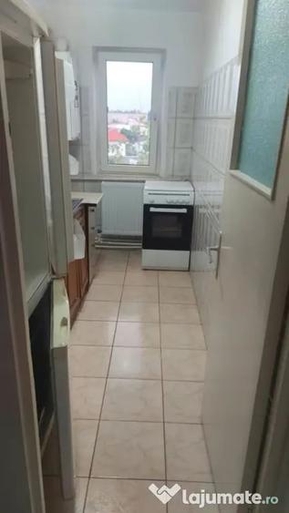 Apartament cu 3 camere semidecomandat în Rahova
