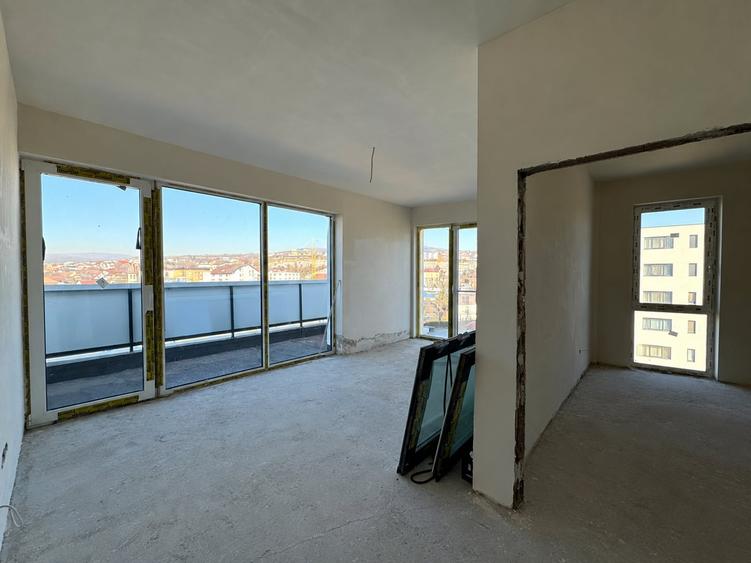 Apartament cu 6 camere decomandat în Dâmbul Rotund