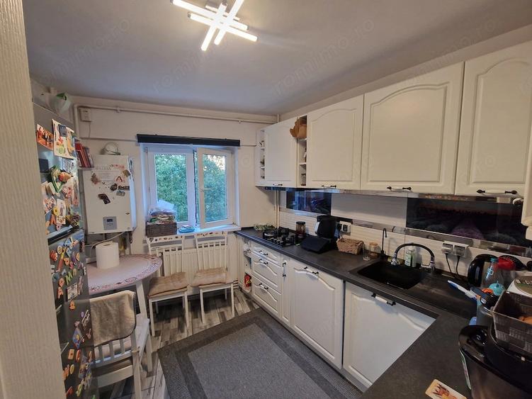 Apartament cu 3 camere semidecomandat în Vitan