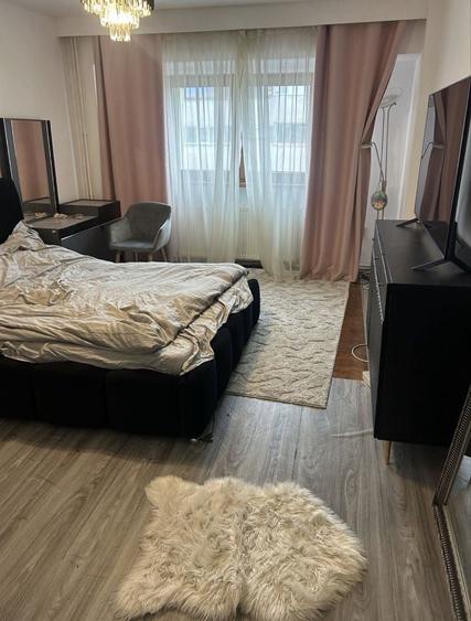 Apartament cu 3 camere decomandat în Școlilor