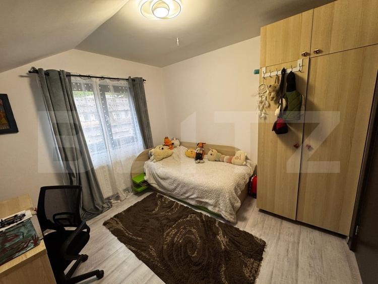 Casă individuală cu 8 camere cu Canalizare în Noua
