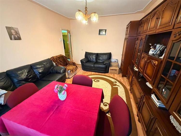 Apartament cu 4 camere decomandat în Dacia