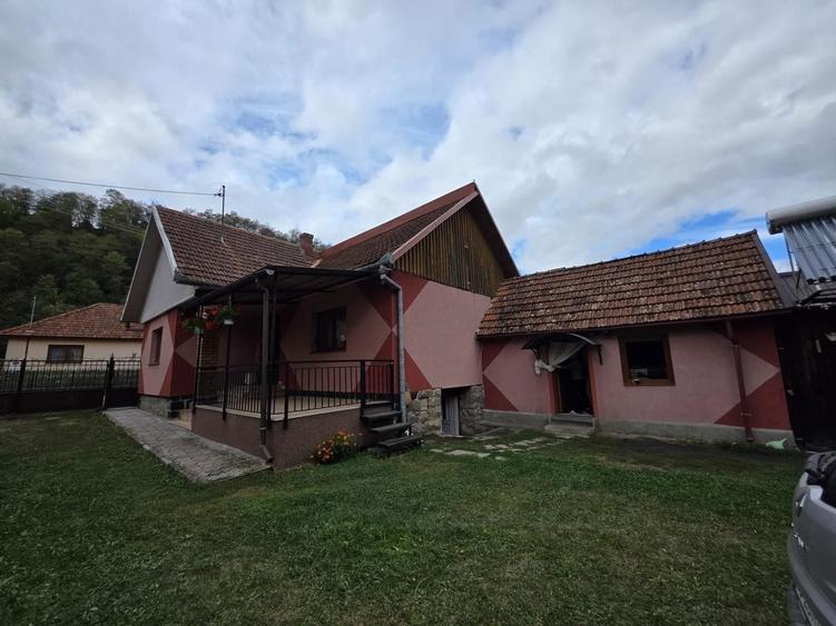 Casă cu 3 camere în Bologa