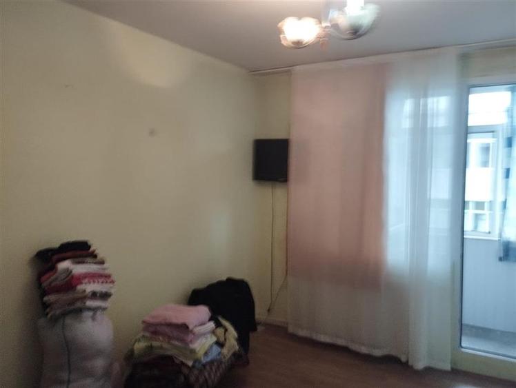 Apartament cu 3 camere semidecomandat în 9 Mai
