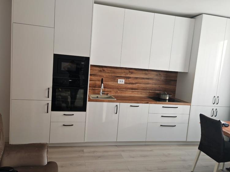 Apartament cu 3 camere decomandat, mobilat în Centura