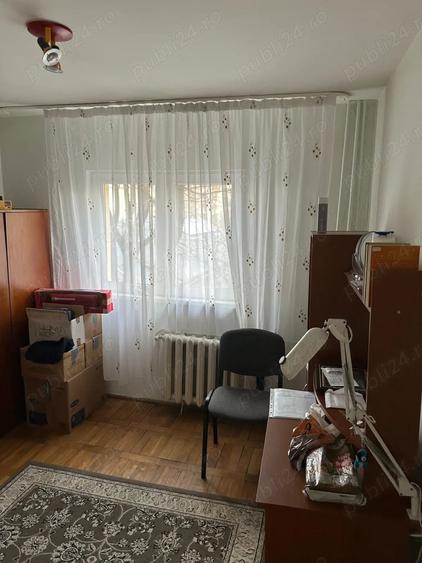 Apartament cu 3 camere semidecomandat în Girocului
