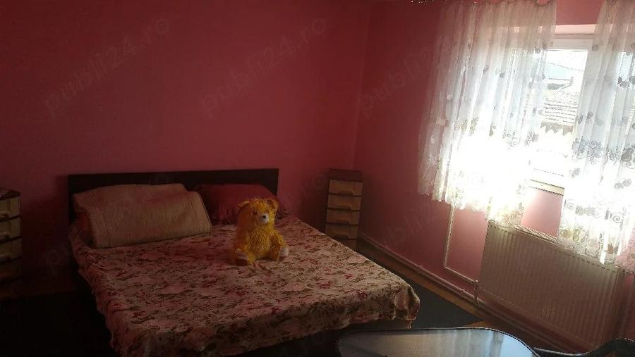 Casă cu 8 camere cu Teren 2000 Mp în Lumina