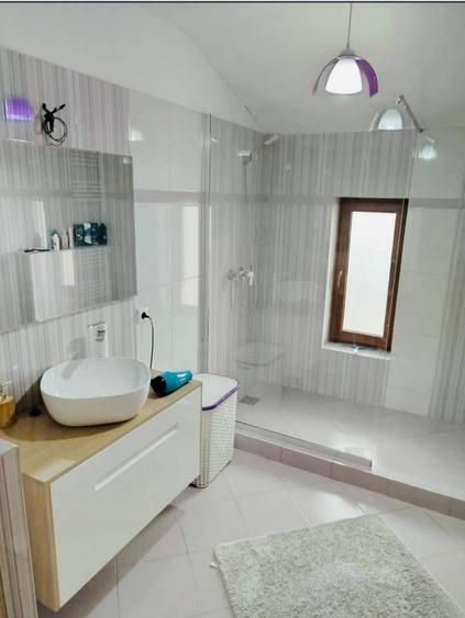 Casă individuală cu 3 camere cu Canalizare în Est