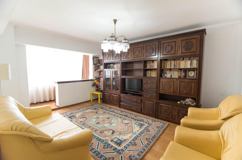 Apartament cu 3 camere decomandat, mobilat în Central