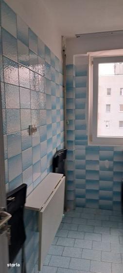 Apartament cu 3 camere semidecomandat, mobilat în Berceni