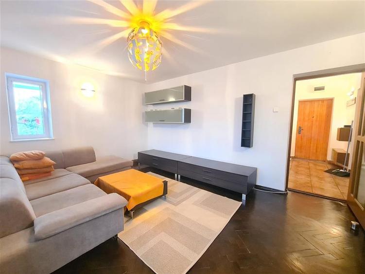 Apartament cu 4 camere decomandat în Târgu Cucu